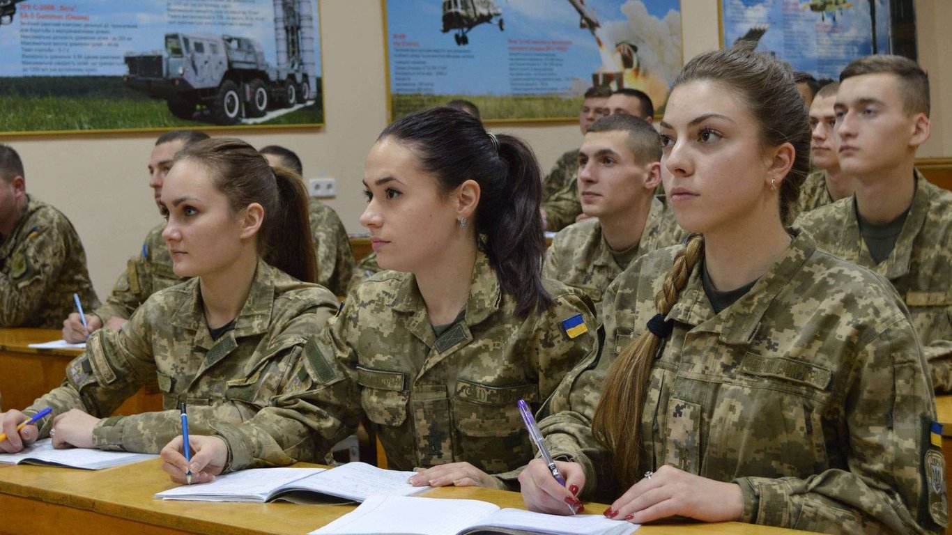 Юрист розповів, чому в Україні не можна мобілізувати жінок