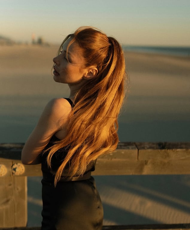 Тина Кароль в коротком платье на побережье