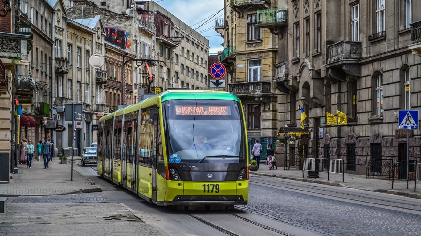 Через ракетну атаку у Львові перекрили деякі вулиці, триває ліквідація наслідків