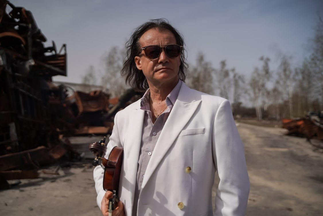 Відомий скрипаль зіграв на руїнах зруйнованого російськими окупантами літака "Мрія" - фото 1