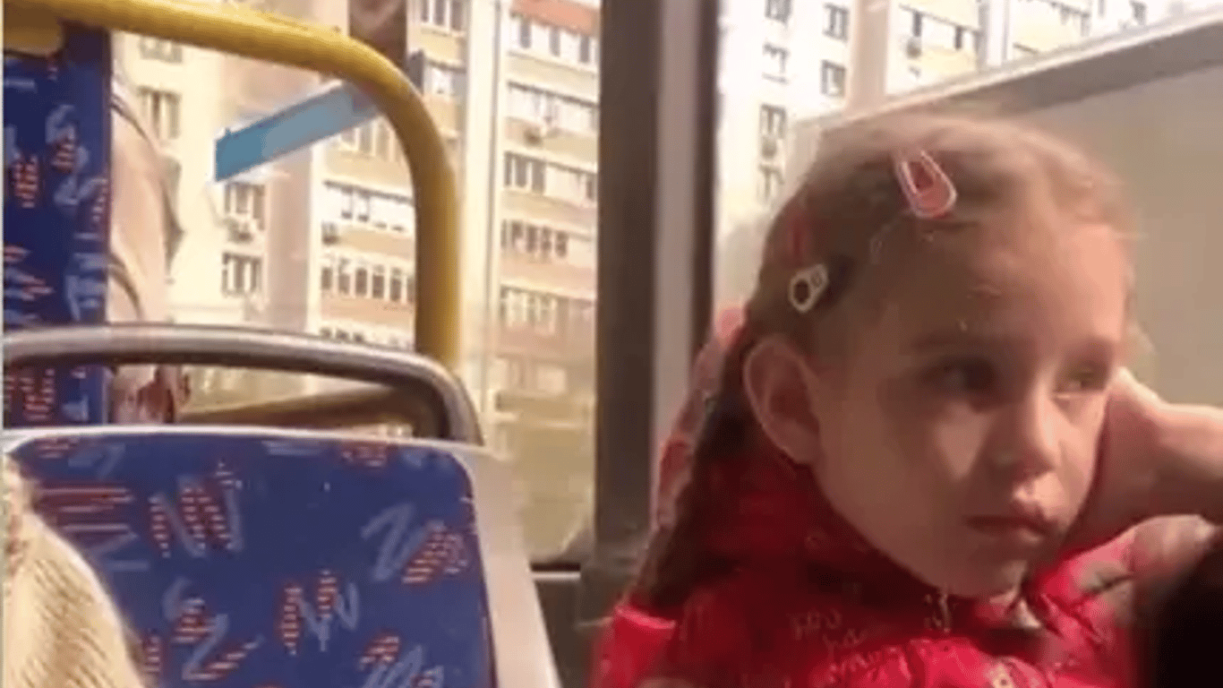 У Києві няня била дівчинку в автобусі — як відреагували на це поліція та мати дитини