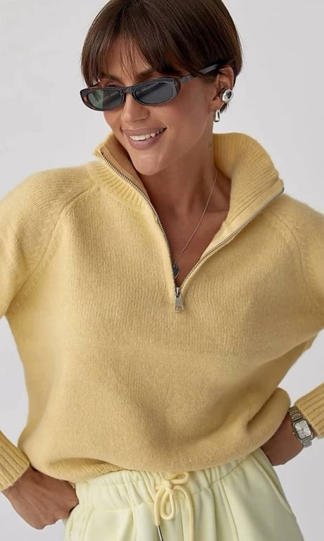 Светр з яким коміром у тренді