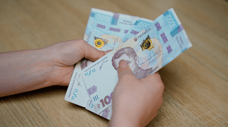 Працівників евакуюють через тривогу: чи заплатять за вимушену паузу - 290x166