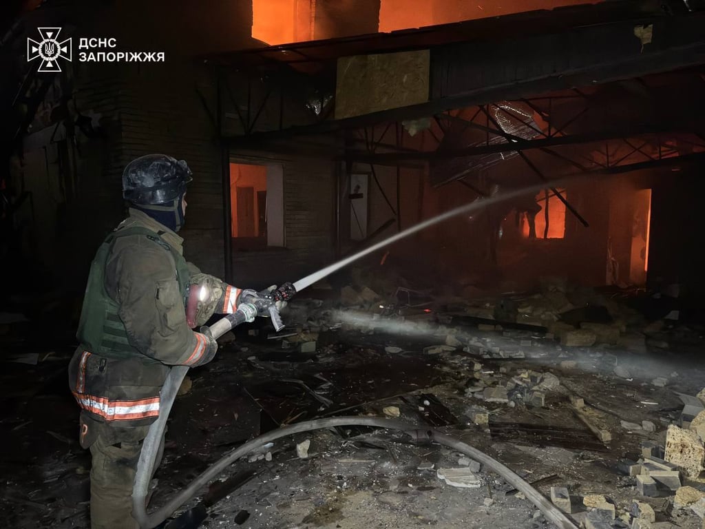 Обстріл Запорізької області 20 березня - горять будинки та авто, є постраждалі - фото 1