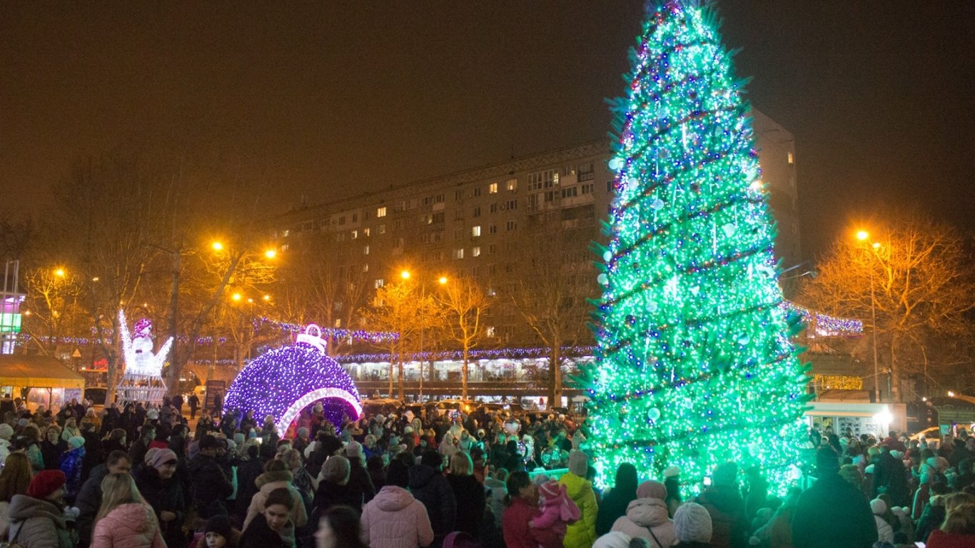 В Черноморске не будут устанавливать новогоднюю елку — причины