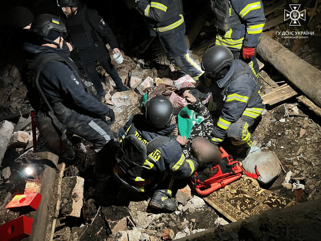 Авиаудар по Харьковской области — спасатели спасли женщину из-под завалов дома - фото 1