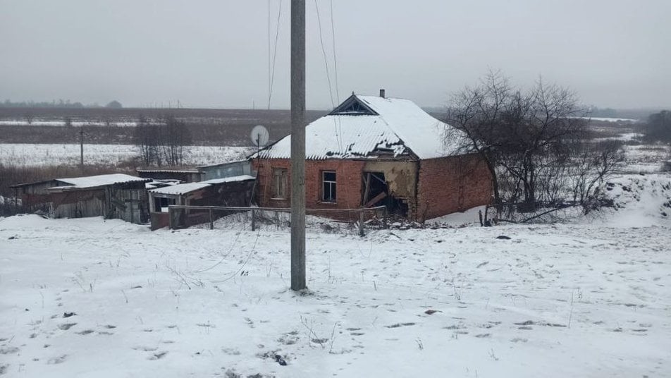Разрушенный дом в результате попадания снаряда