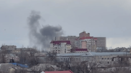 В Донецке раздались мощные взрывы — горит здание "правительства ДНР" - 285x160