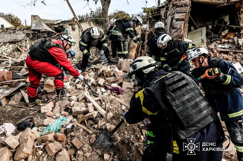 рятувальники розбирають завали