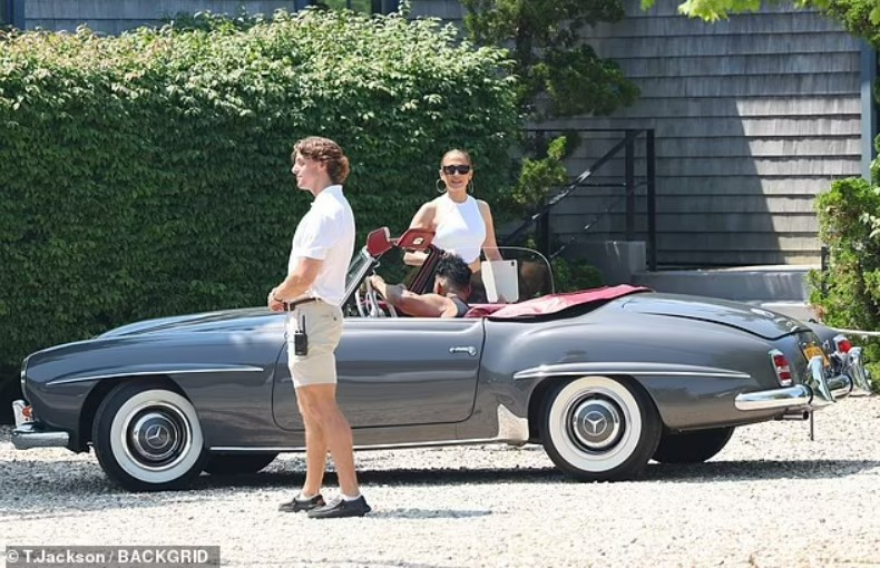 Дженніфер Лопес напередодні річниці весілля з Беном Аффлеком знову прогулялася на самоті - фото 3