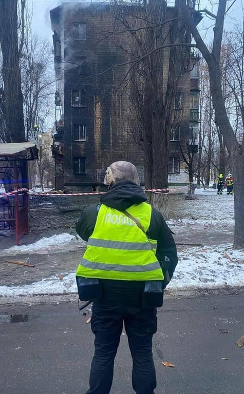 Поліцейський біля зруйнованого будинку