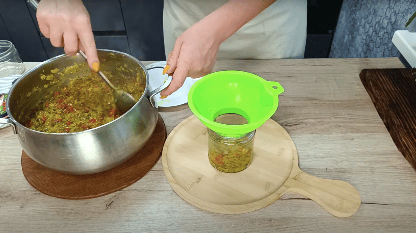 смачний соус з ошірками на зиму