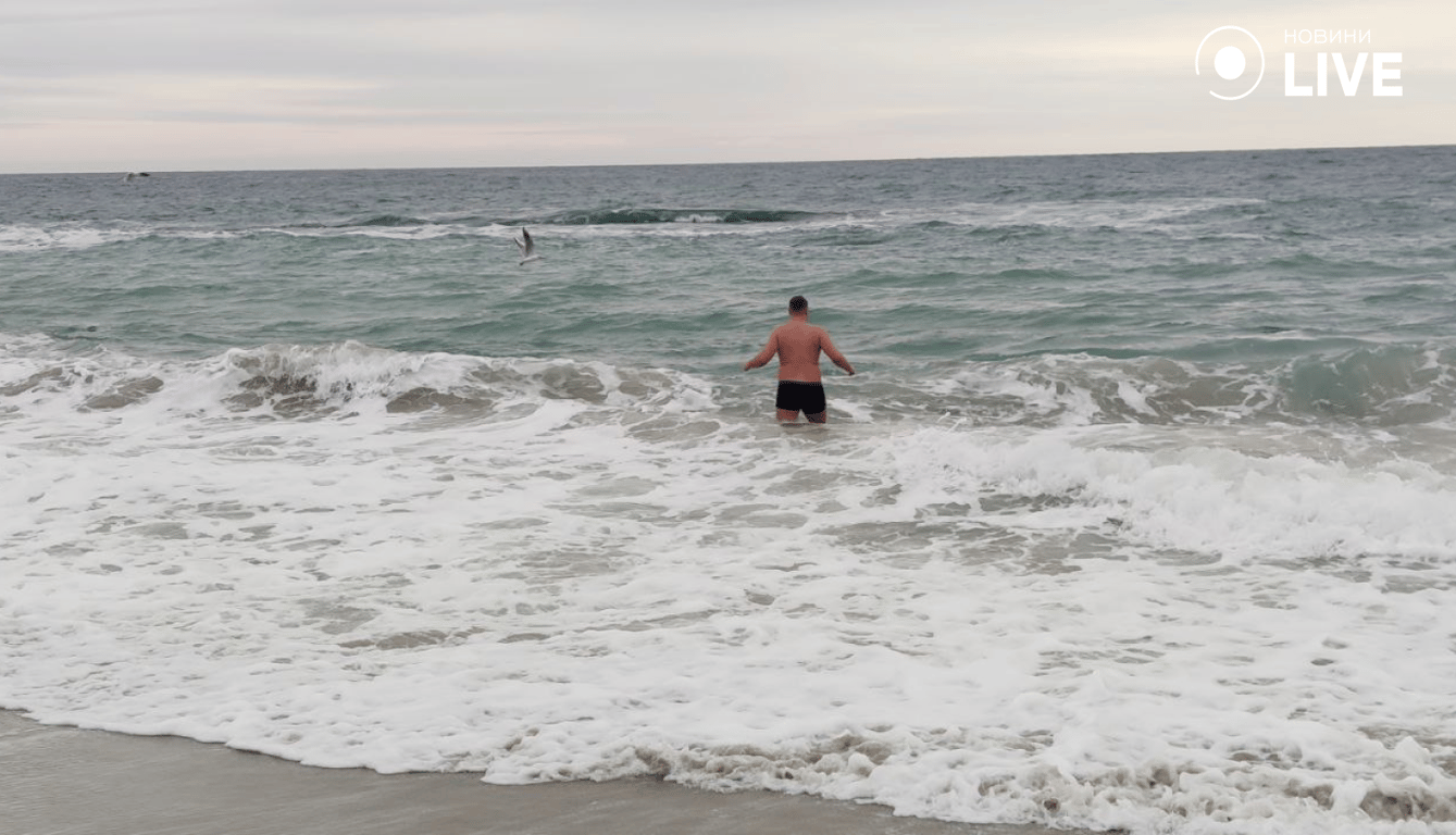 Одеські моржі влаштували традиційний заплив на Водохреща — фото - фото 3