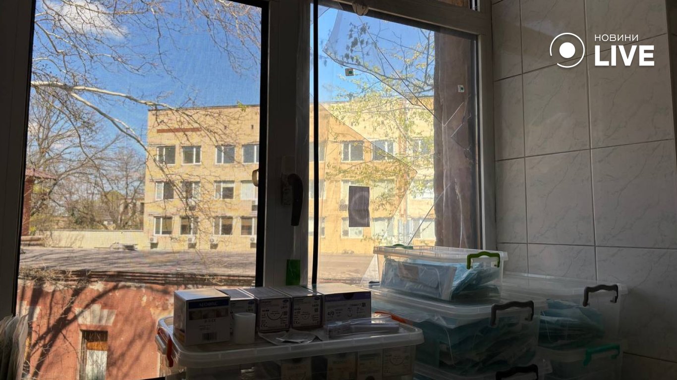 Нічний обстріл РФ пошкодив лікарню в Одесі (фото) - фото 4