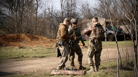 Виплати військовослужбовцям у квітні: розмір основних окладів та доплат - 285x160