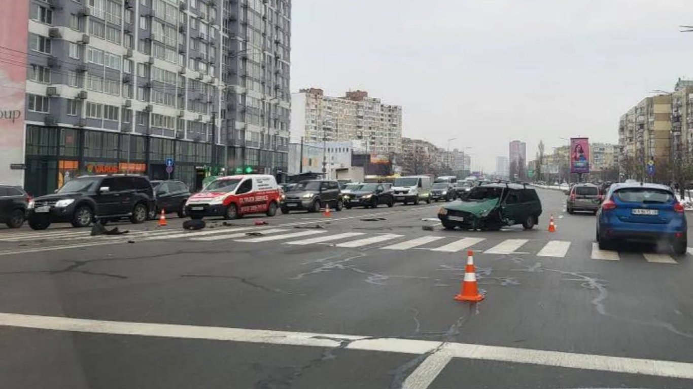 Даже колесо вырвало — в Киеве произошло тройное ДТП