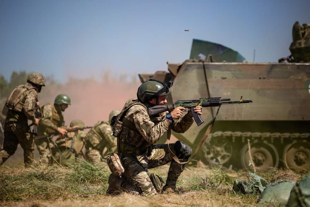 Украинские бойцы уничтожают врага на передовой