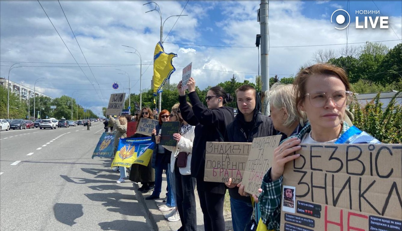 Акція FreeAzov у Києві на ВДНГ