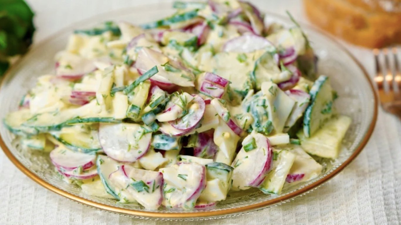 Весенний салат за 10 минут: понадобится редис, яйца и зеленый лук