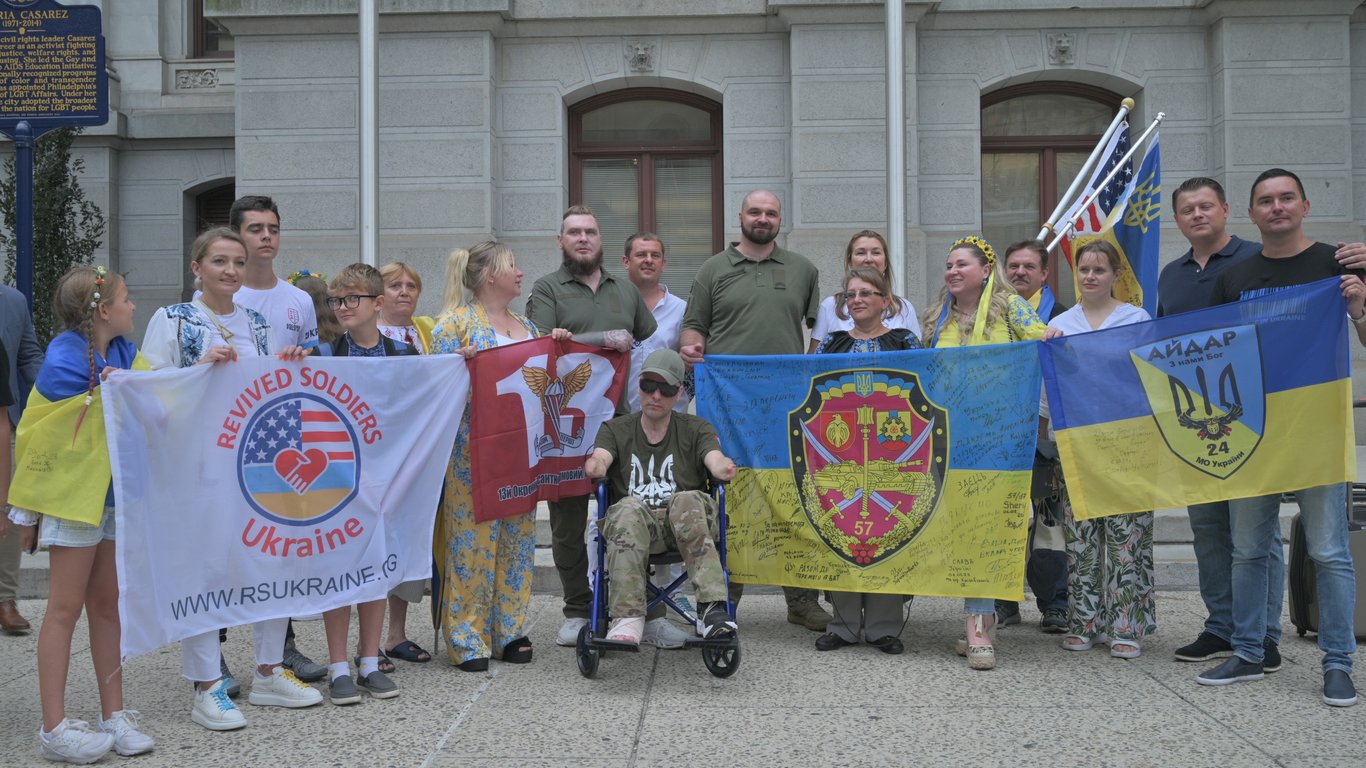 День Независимости в мире: украинские военные поднимают флаг в США - 250x140