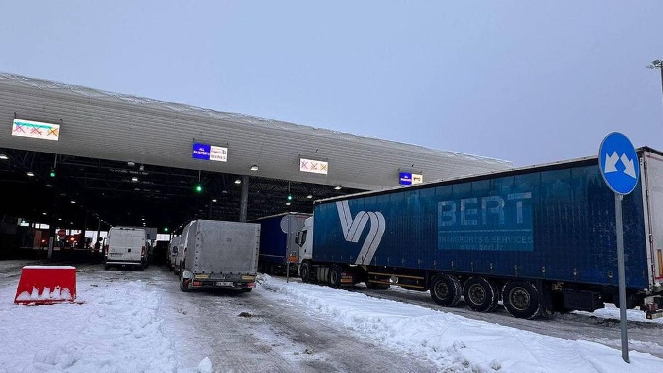 Стало известно, сколько грузовиков выехали в Польшу после остановки блокады на границе