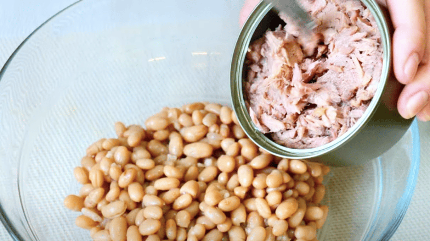 смачний салат з тунцем