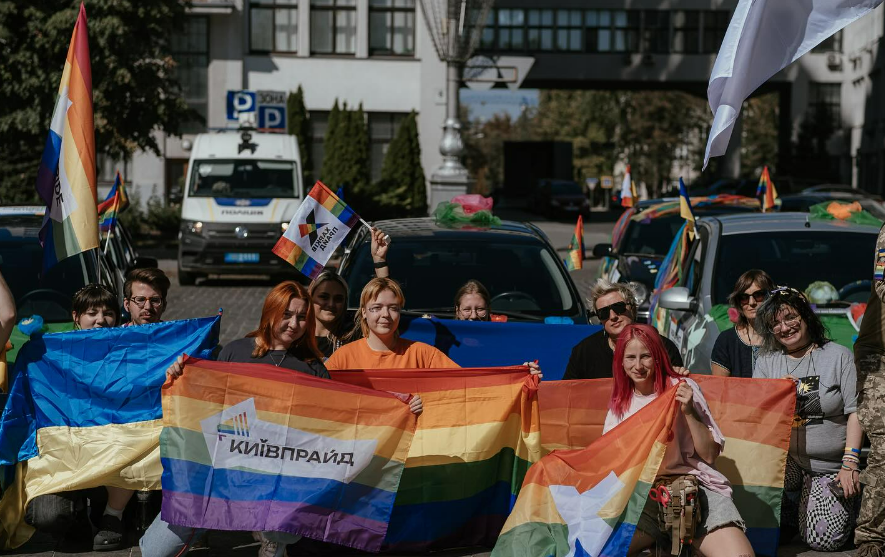 В Харькове прошел ЛГБТ-автопробег с участием военных — каждая из колонн символизировала призыв - фото 7