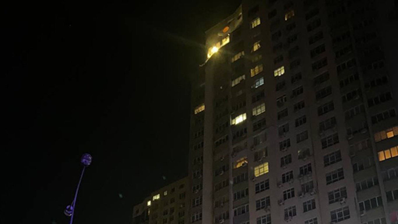 В Киеве "шахед" влетел в многоэтажку