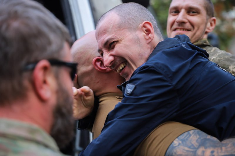 До України повернулися військовополонені полку "Азов" — фоторепортаж - фото 6