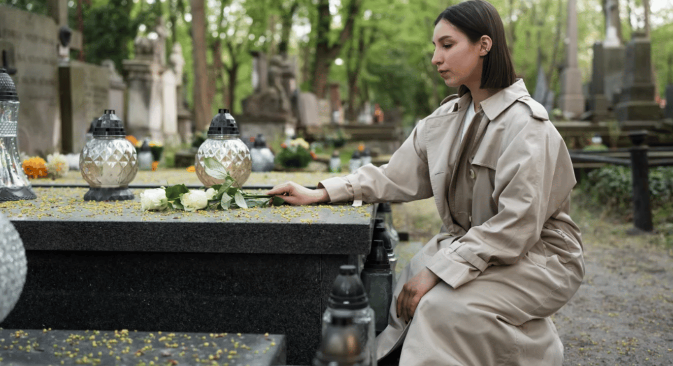 Женщина на кладбище