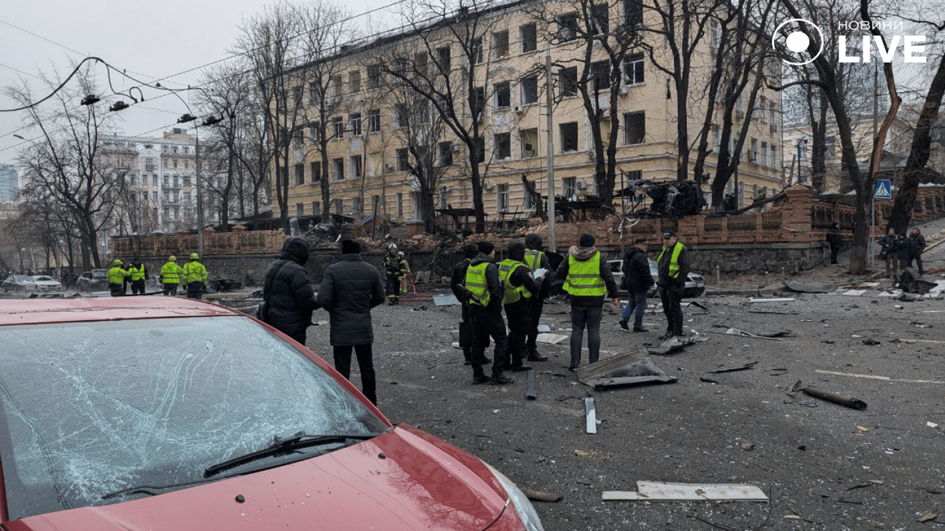 Фото з Києва після атаки балістикою: зруйновані будівлі та пошкодження