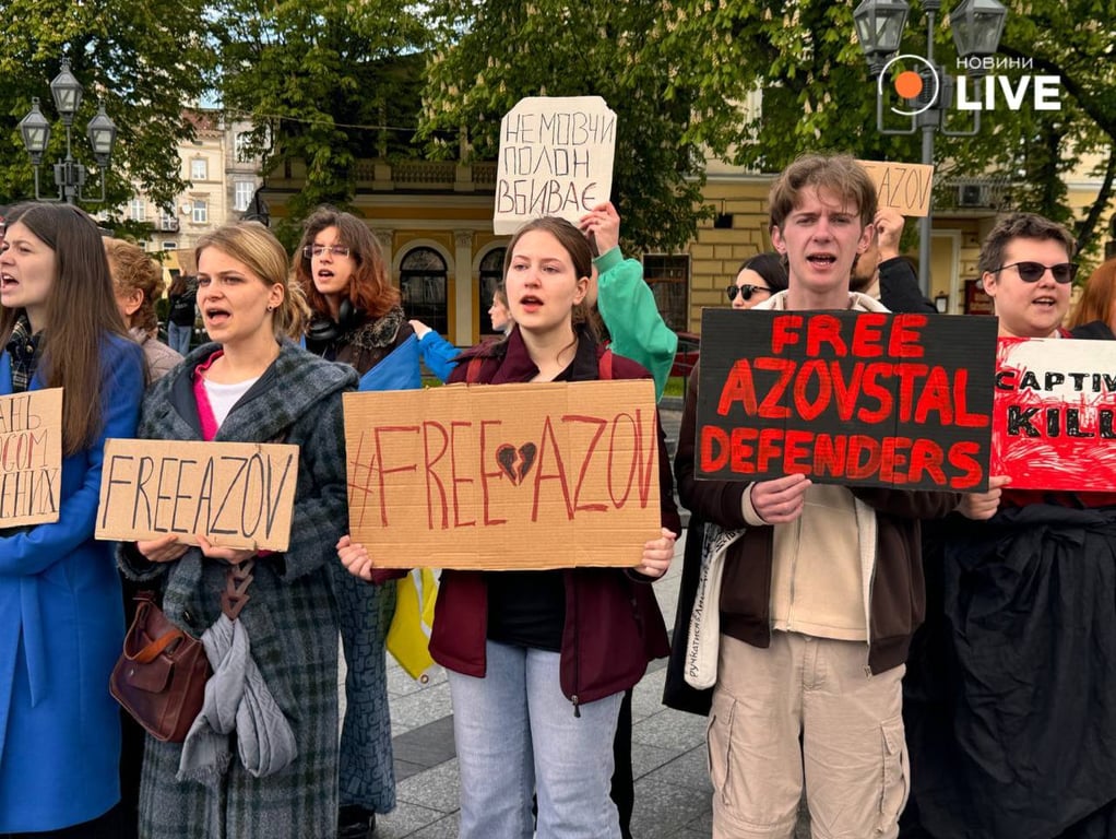 У Львові відбулась акція на підтримку полонених захисників Маріуполя - фото 1