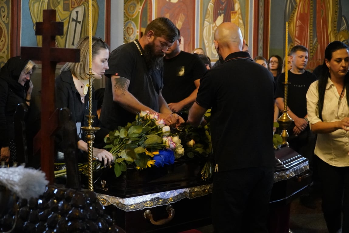 В Киеве простились с советником главы Минстратегпрома и его супругой, погибших в ДТП - фото 1