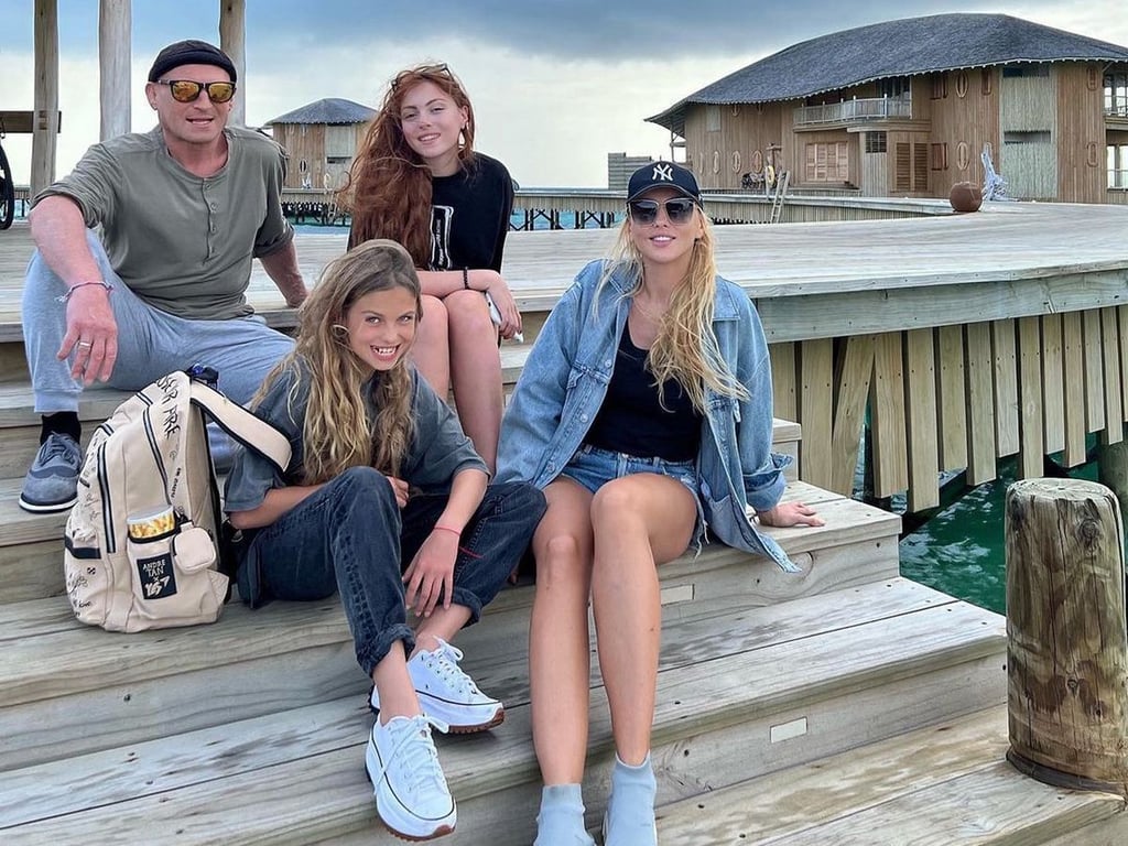 Оля Полякова со своим мужем и дочерьми