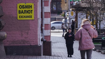 Курс доллара и евро перед весенней лихорадкой — чего ждать украинцам - 285x160