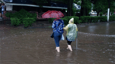 Грозові зливи накриють Україну: синоптики попереджають сьогодні про небезпеку в кількох областях - 285x160