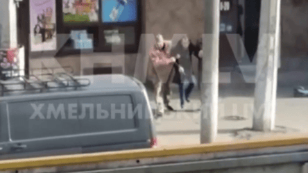 У Хмельницькому нібито працівники ТЦК силоміць запхали чоловіка в бус — відео - 290x160