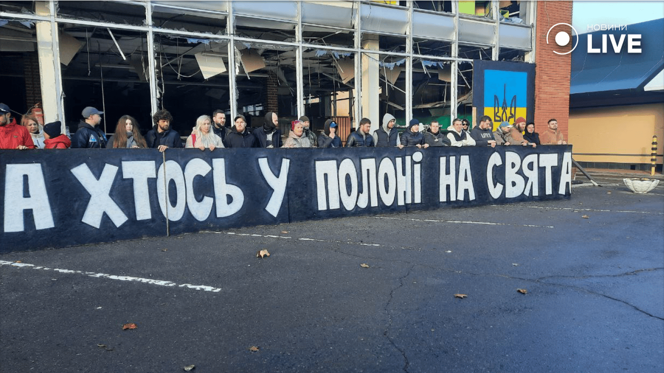 В плену на праздники — одесситы восстановили надпись об защитниках Азовстали