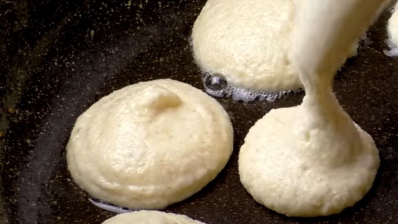 Пышные оладьи на завтрак за 5 минут — без муки, как пончики - фото 1