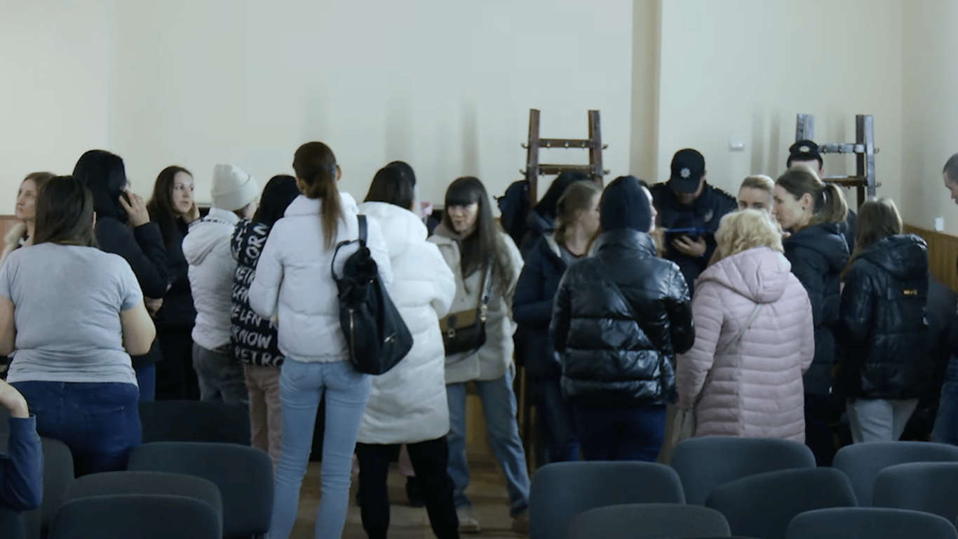 В Черновцах полицейская угрожала ученикам ТЦК в гимназии — родители требуют увольнения директора
