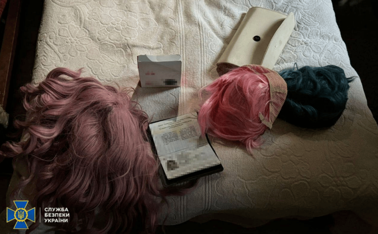 Дівчина змінювала зовнішність за допомогою перук