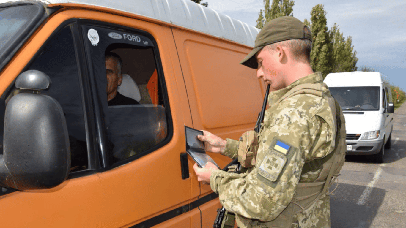 Виїзд військових за кордон — юристи пояснили, які необхідні документи