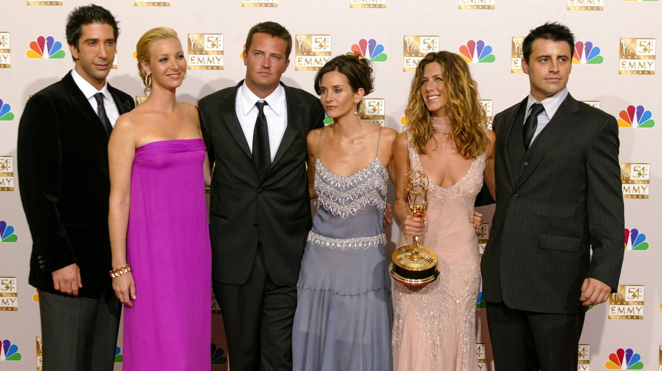 Актори Дженніфер Еністон, Ліза Кудроу, Метт Леблан, Кортні Кокс і Девід Швіммер важко переживають смерть Меттью Перрі. Фото: Reuters