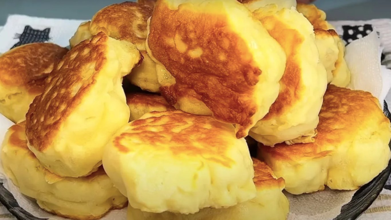 Пухкі оладки як булочки на сніданок за 5 хвилин: знадобиться кефір та 1 яйце