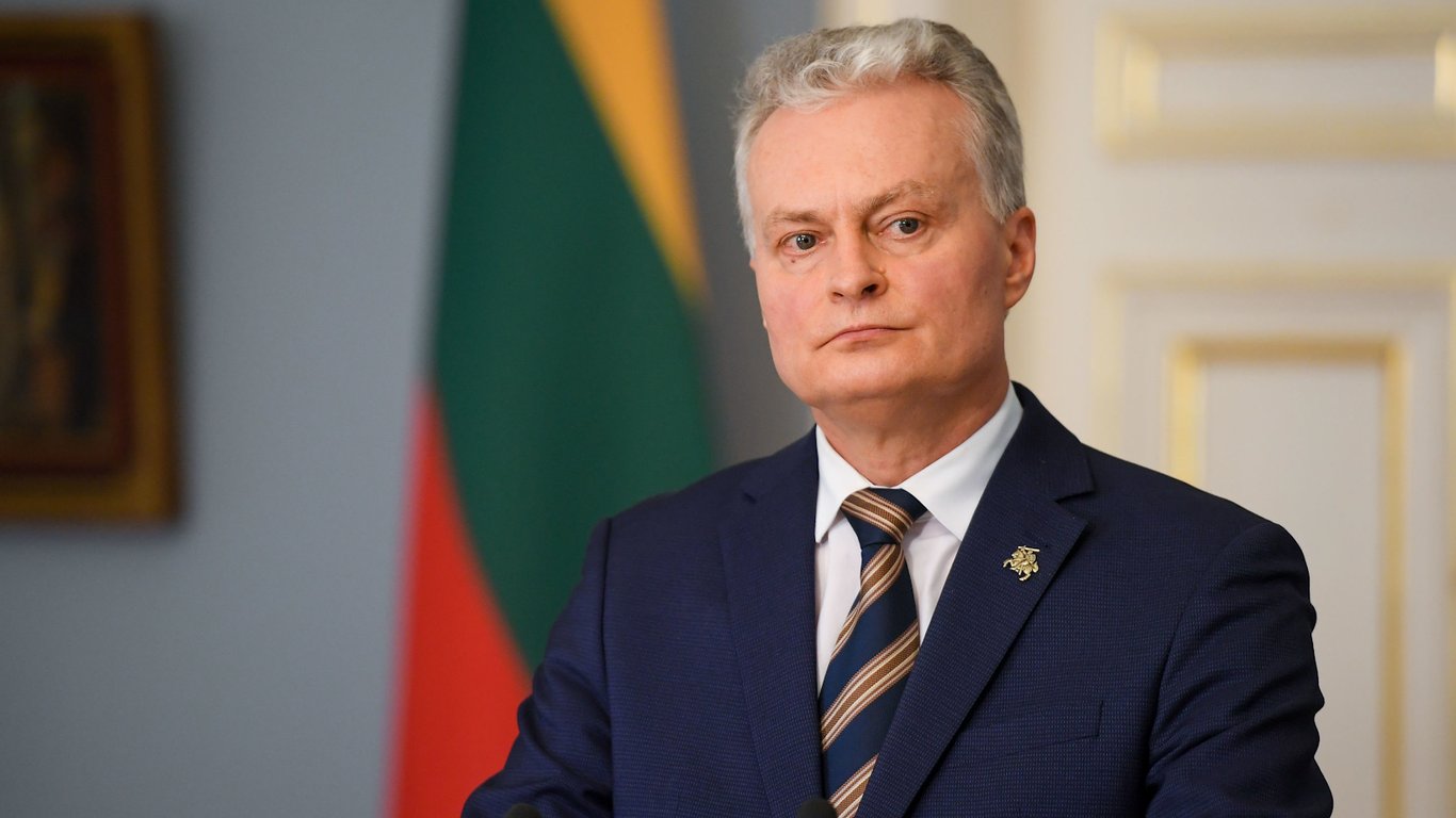 Президент Литви Гітанас Науседа заявив, що ЄС дуже повільно ухвалює рішення про поставки озброєння в Україну