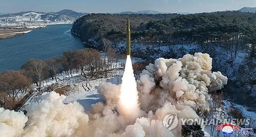 Запуск КНДР твердотопливной баллистической ракеты средней дальности