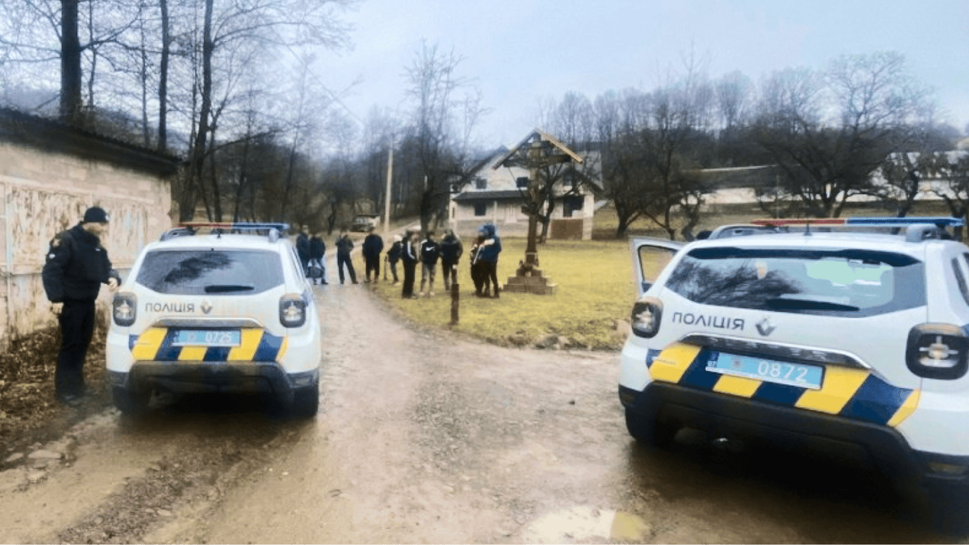 В Закарпатской области мужчина напал на колядников и отобрал 16 тысяч гривен