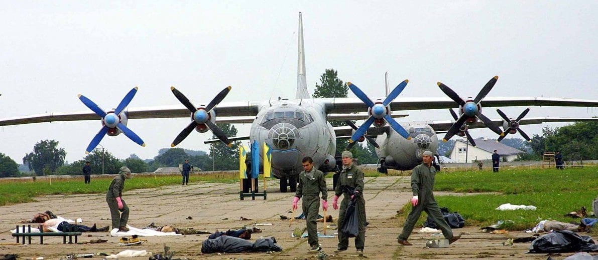 Тела погибших во время падения самолета в Скнилове. Фото: УНИАН