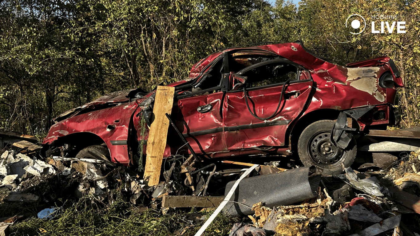 Червоний автомобіль, понівечений вибухом у Немишлянському районі Харкова
