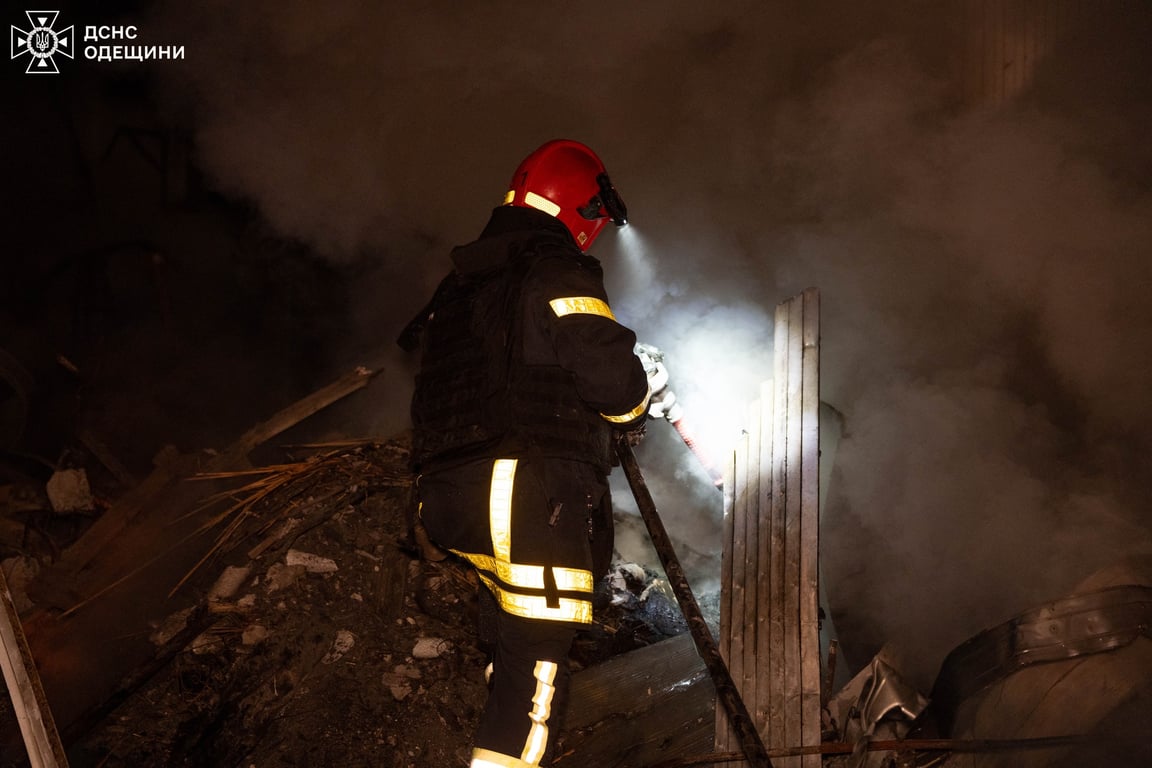 Рятувальник на місці атаки дронів РФ